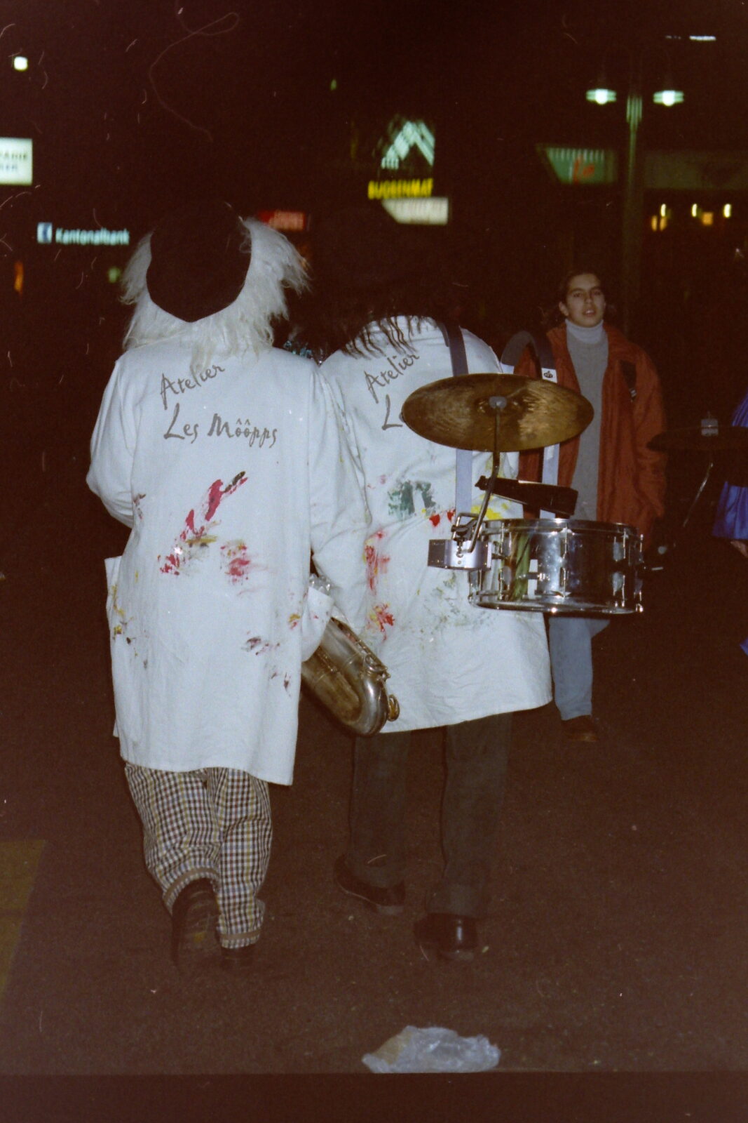 Sujet 1997: Atelier les Mööpps — Musiker in bemalten Malerkitteln mit Saxophon und Trommel