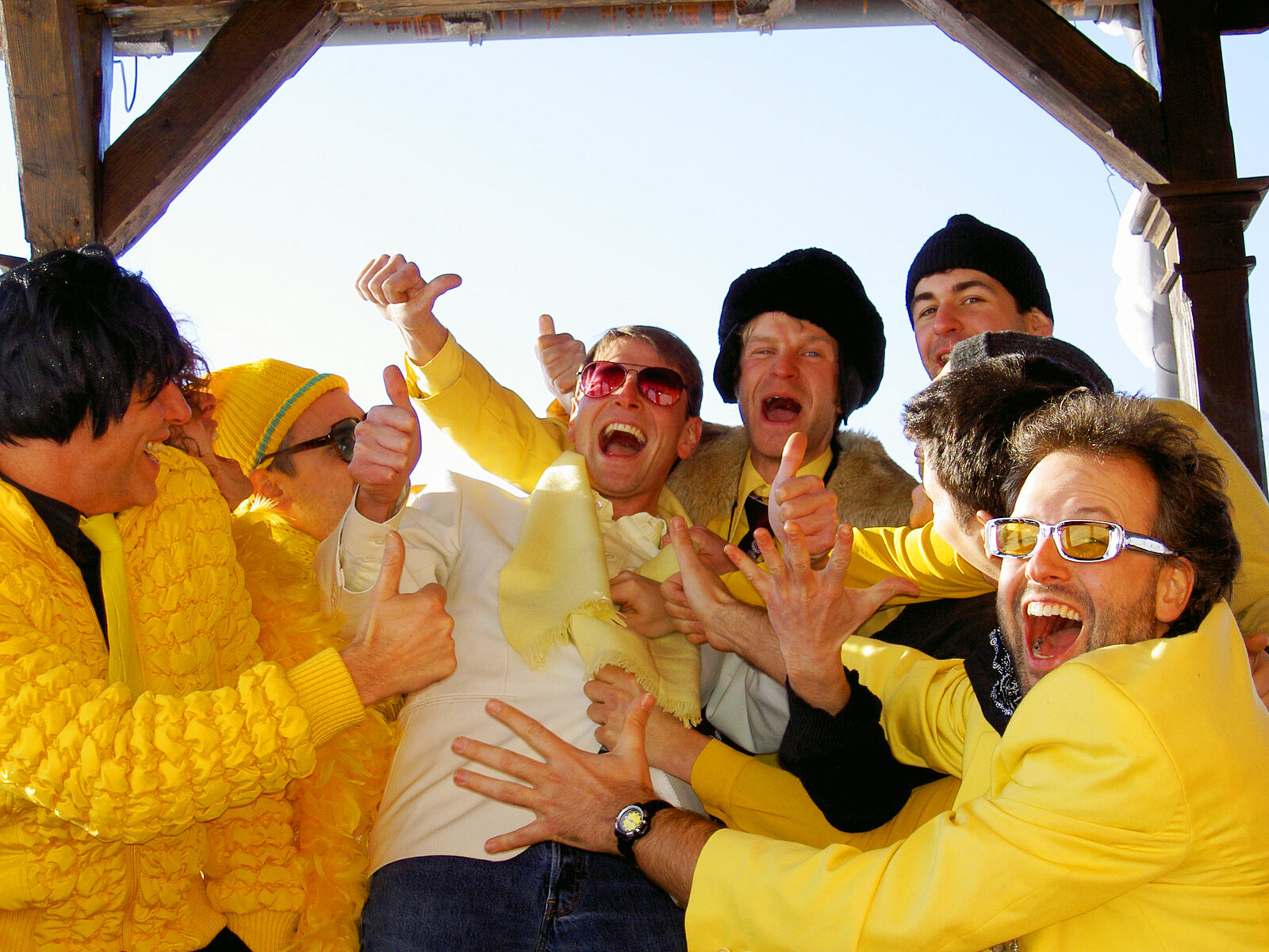 Sujet 2005: Die Gelbe Partei — Musiker ganz in Gelb mit Mützen und Sonnenbrillen