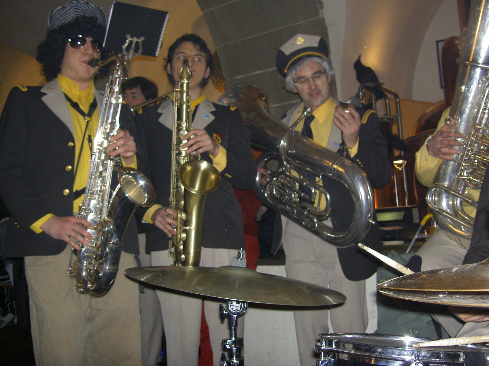 Sujet 2007: Feldmusik — Musiker in dunklen Uniformjacken mit gelben Hemden und Musikantenmützen