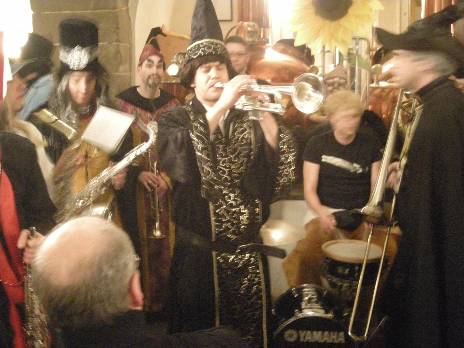Sujet 2010: Magier — Musiker in Zaubererhüten und schwarz-goldenen Gewändern